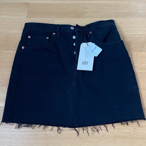 Levi’s Black Denim Mini Skirt - Size 30 - Picture 3 of 6